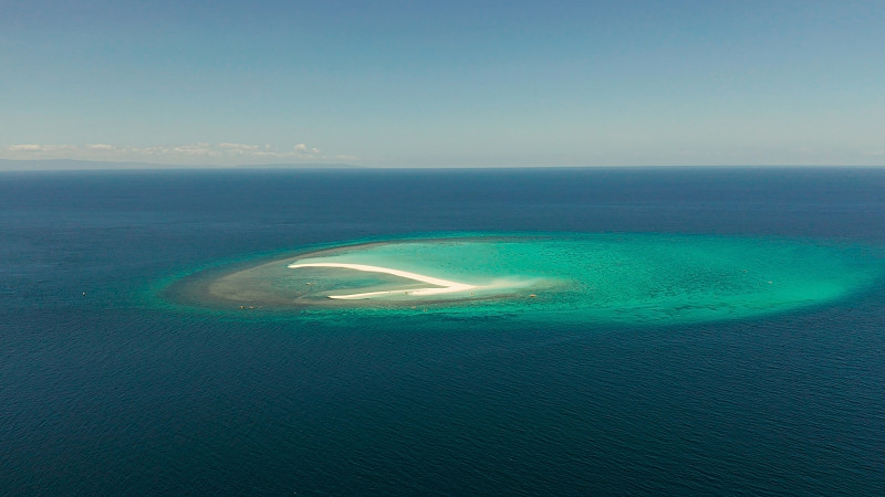 有沙滩的热带岛屿。Camiguin、菲律宾