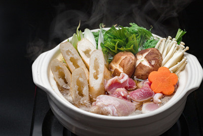 KIRITANPO-NABE，用糯米棒、鸡肉和蔬菜做的火锅