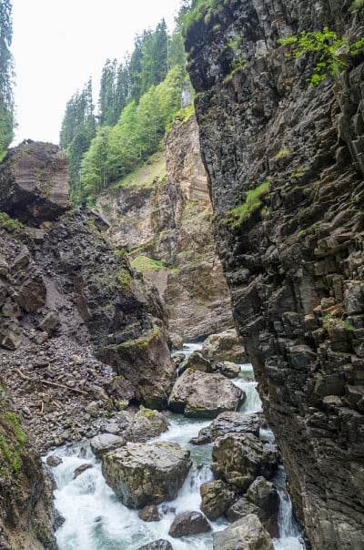 Breitachklamm峡谷中的岩石(Oberstdorf，德国)