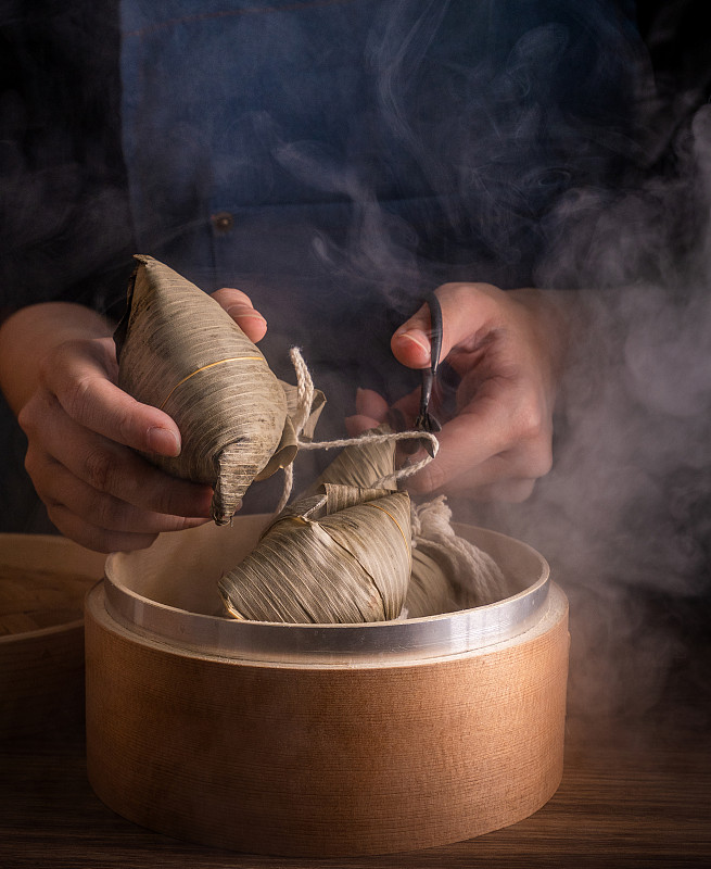 粽子，女人要在木桌上吃蒸饺，端午节著名美食端午设计理念，拉近，复制空间