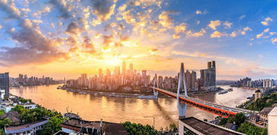 日落时分的现代都市天际线，重庆，中国。