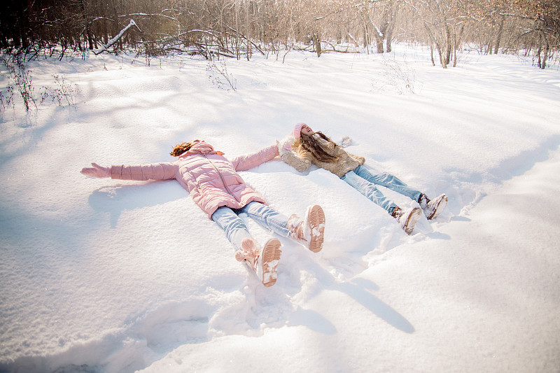 冬季散步活动:在雪地里跑步和打滚，滑雪橇和滑冰，享受假期