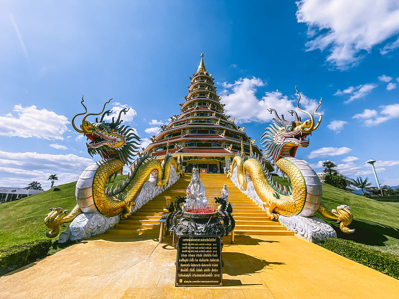 Wat Huay Pla Kang, white big buddha and dragons in