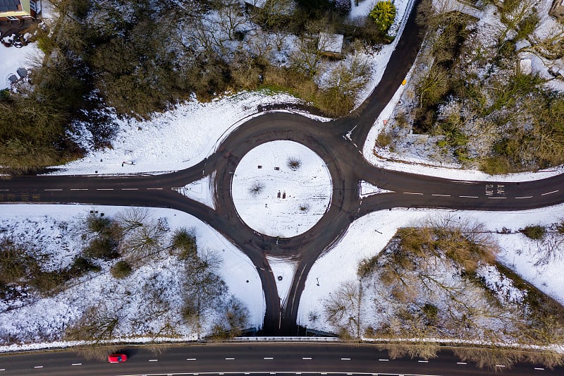 鸟瞰图一个被雪覆盖的回旋处在一个威尔士小镇