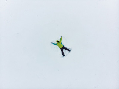 俯视人造雪天使