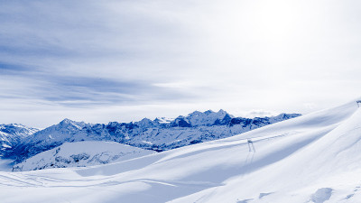 阿尔卑斯山脉景观。雪山全景