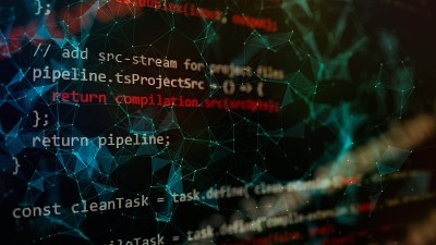 桌面PC显示器照片。Javascript函数，变量，对象。项目经理提出新的想法。未来的技术创造过程。