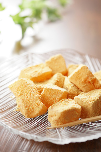 Warabimochi。日本bracken-starch饺子。