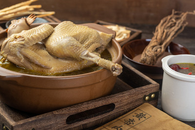 中国传统食物:中药炖鸡汤。