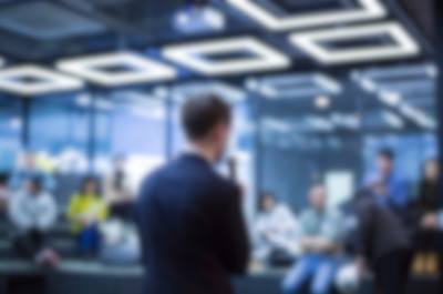 在商务会议上发言。科技高管企业家大会演讲人。主讲人在会议上作业务介绍。投资者企业展览会。