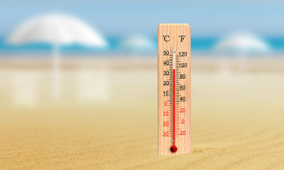 夏天热。海滩上的温度计显示摄氏36度。夏季旅游和假期