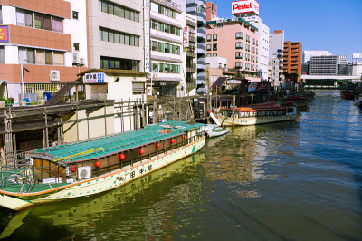 日本的船屋漂浮在河上