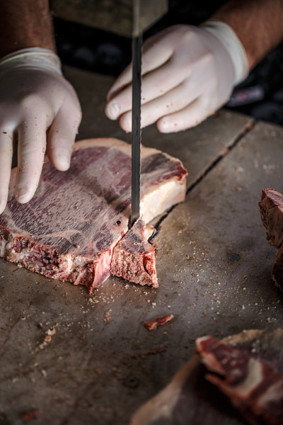 屠夫正在切肉