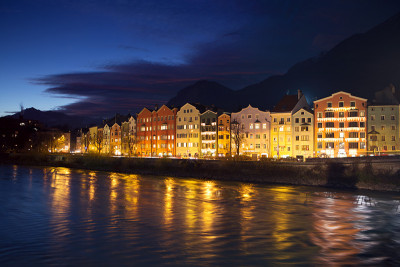 因斯布鲁克的夜景与河流