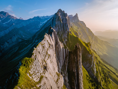 日落的山脉，Schaefler Altenalptuerme山山脊瑞士阿尔卑斯山脉阿尔卑斯阿彭策尔瑞