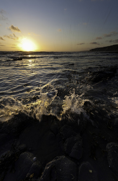 海浪、浪花、日落、蓝色的海滩、大海