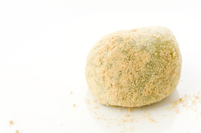 yomogi kinako麻糬是一种传统的日本糖果。