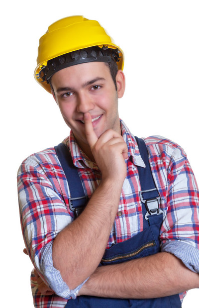 西班牙建筑工人看着摄像机