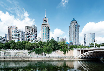 现代高楼和桥梁，贵阳城市景观，中国。
