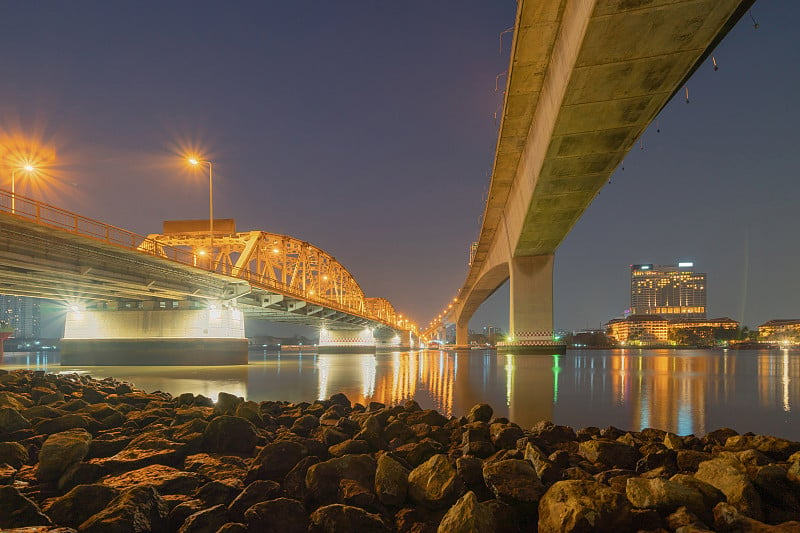 拉玛3桥和湄南河在结构上的悬索式建筑概念，曼谷城市。晚上在泰国市中心。