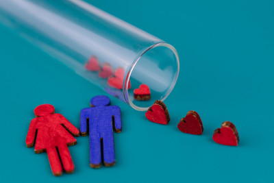 一个男人，一个女人和一个试管的雕像。用人工实验室方法怀上孩子的概念。