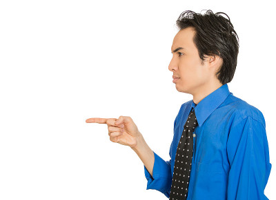 侧视侧面人像严肃的男人，用食指指着某人