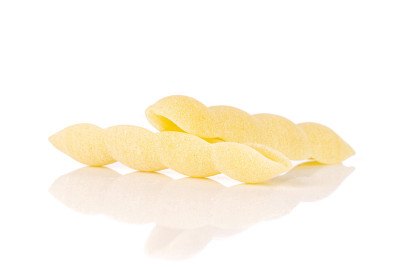 生的cavatelli意面孤立在白色