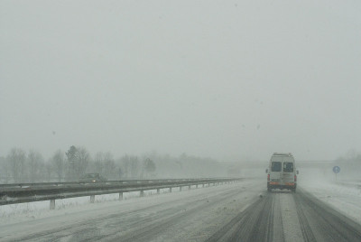 车停在雪