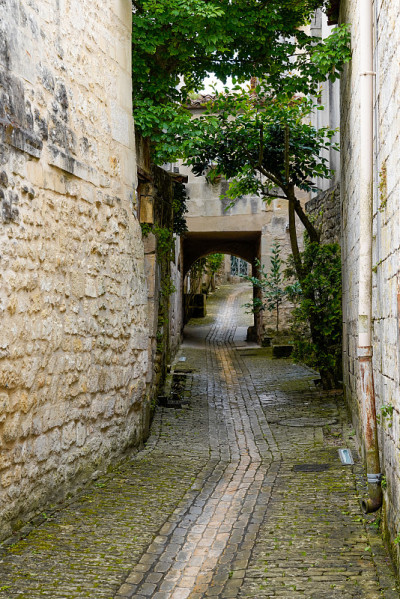 法国Jonzac小镇charente-maritime的入口小巷子