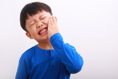 小男孩牙疼