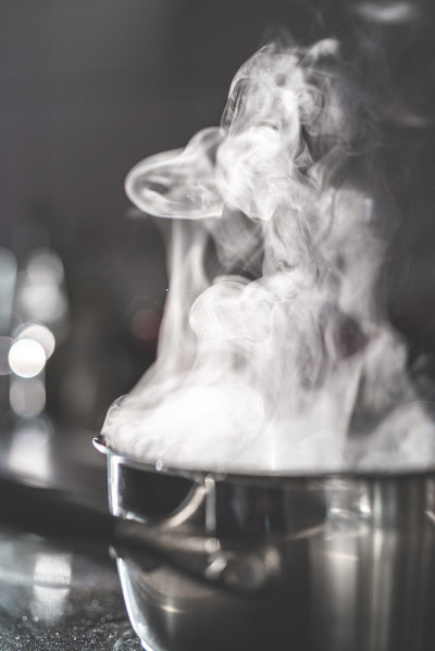 一个银壶和热气腾腾的水