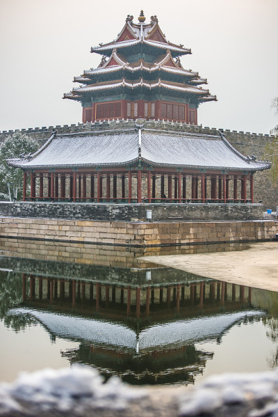 中国北京冬天的紫禁城瞭望塔和护城河