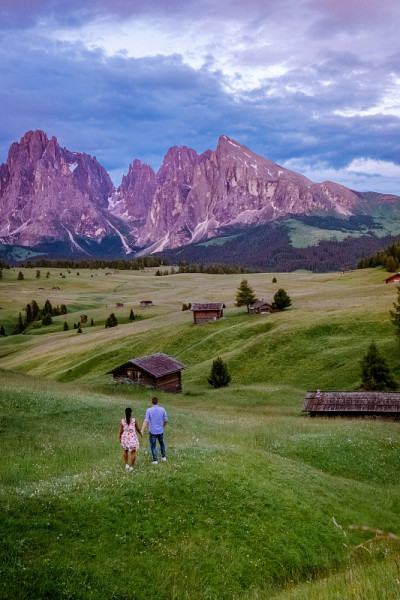一对男人和女人在意大利Dolomites,Alpe di Siusi - Seiser Alm与Sa