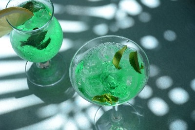 一杯柠檬和薄荷叶鸡尾酒
