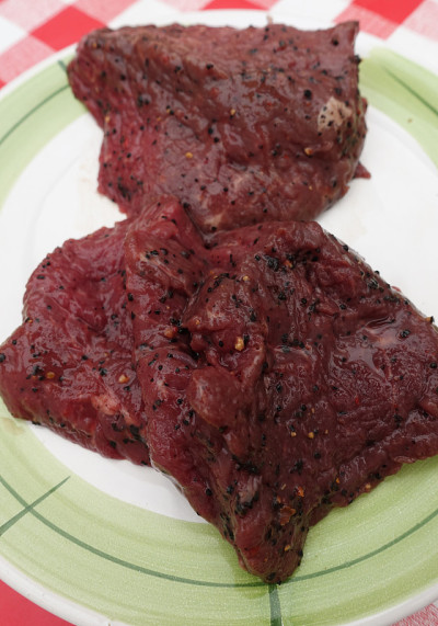 嫩牛排浸泡在三椒生食