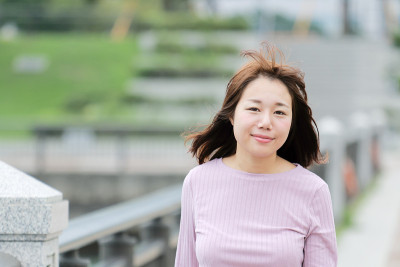 在东京湾地区散步的女人