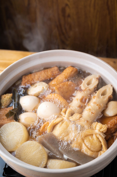 日本传统的火锅配鱼饺