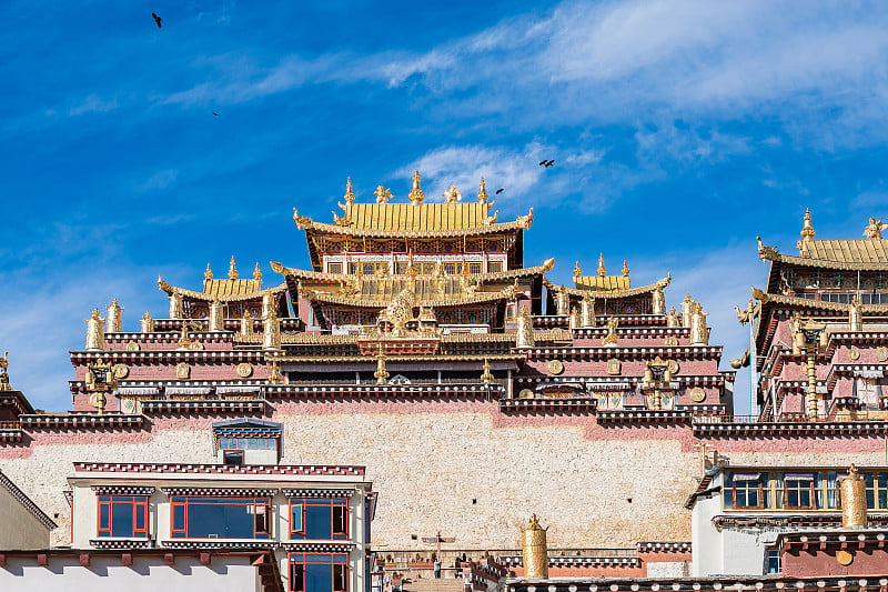 松赞林寺又称甘丹松采林寺，又称小布达拉宫，是位于中国云南中甸(香格里拉)的藏传佛教寺院