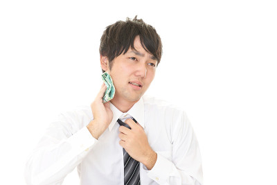 男人在擦汗