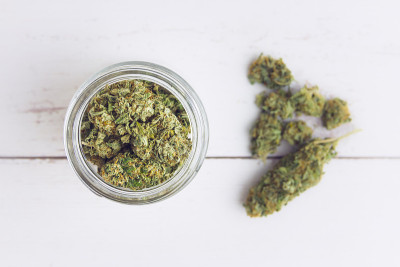 医用大麻花在罐子