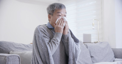 老亚洲人感冒了