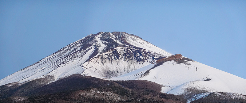 在水津冢公园(Mizugatsuka Park)的停车场上，我欣赏着富士山(mount . Fuji