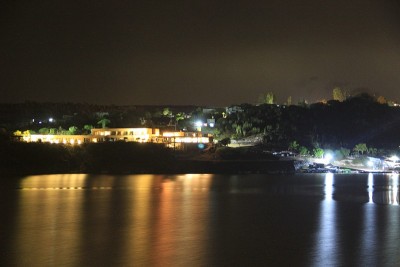 夜景照片拉加暴露在湖中与水中的倒影
