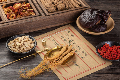 桌上放着古老的中医书籍和草药