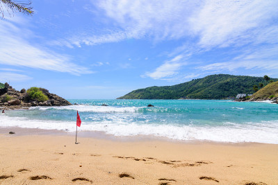 海滩上美丽的波浪，清澈的海水
