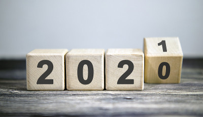 2020年到2021年的木块。新年和假日概念。