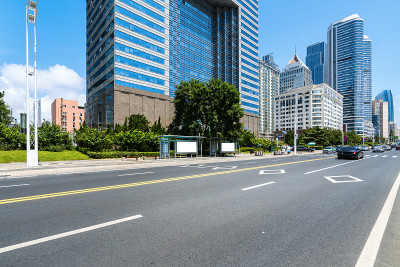中国青岛的城市道路和现代化的办公大楼