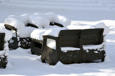 雪放在黑色的折叠椅和桌子上