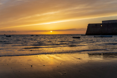 全景式的Playa de la Caleta，加的斯在春天的一天，西班牙