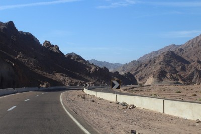复古色调的风景沙漠公路在日落